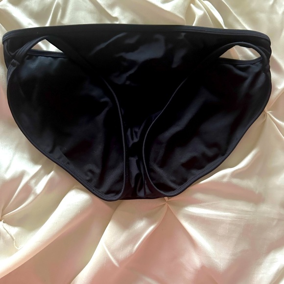 Stylish Black Bikini Bottom - Picture 1 of 2